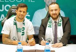 Konyaspor'da tahta açıldı, ilk transfer imzaladı!