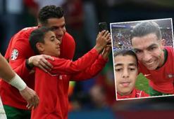 Ronaldo'yla selfie pahalıya patladı! Portekiz maçında sahaya atlayan Berat Uluğ için UEFA'dan şok karar