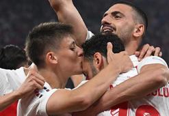 Eleştirildi, gözleri doldu: Hakan Çalhanoğlu'ndan Çekya karşısında tarihi gol!
