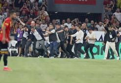 Fenerbahçe Başkanı Ali Koç'a İzmir'de saldırı! Yere düştü, taraftar sahaya girdi