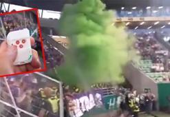 Deplasman tribününe sis bombası yerleştirdiler! Maça damga vuran görüntü...