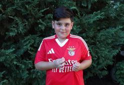 Benfica taraftarı sözünü tuttu; Rüzgar formasına kavuştu