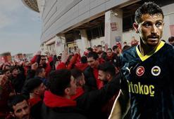 Galatasaray taraftarından Mert Hakan Yandaş'a olay pankart! Derbi öncesi ortam gerildi...