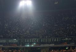 Beşiktaş taraftarı Amsterdam'ı siyah-beyaza boyadı