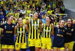 Fenerbahçe Opet, Galatasaray galibiyetini taraftarlarla kutladı