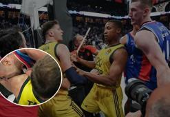 EuroLeague'de Anadolu Efes-Fenerbahçe Beko maçında ortalık karışmıştı! Elijah Bryant ve Tarık Biberovic'in ısırma kavgası büyüdü