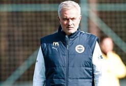 Jose Mourinho sol bek istiyor! İşte Fenerbahçe'nin transfer listesi