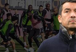 Beşiktaş'ın düştüğü durumun sorumlusu van Bronckhorst! Futbolculardan sert sözler 'Adalelerimiz eridi!'