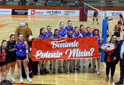 Voleybol maçında sürpriz evlenme teklifi