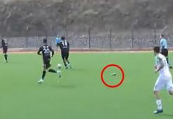 Kramponu çıkan futbolcudan inanılmaz gol! Herkes şaştı kaldı