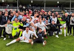 Manisa FK ligde kalmayı kutluyor