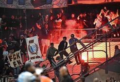Taraftarlar sahaya inmeye çalıştı, ortalık karıştı: Futbolcular sakinleştiremedi
