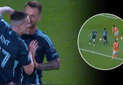 Ryan Kent, kendi takım arkadaşını da çalımlayıp asist yaptı