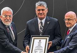 Beşiktaş Başkanı Serdal Adalı, mazbatasını aldı.