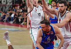 Anadolu Efes erteleme maçında farklı kazandı
