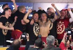 Galatasaraylı futbolculardan basın toplantısına baskın!