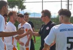Antalyaspor Teknik Direktörü Emre Belözoğlu, öğrencilerle futbol oynadı