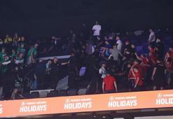 EuroLeague'de üçüncülük maçı öncesi Olympiakos-Panathinaikos tribünleri karıştı