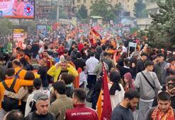 Galatasaraylı taraftarlar Yenikapı'ya akın etti