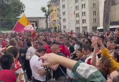 Galatasaray taraftarı şampiyon takımlarını yakından görmek için Beyoğlu'nda