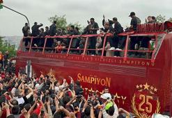 Galatasaray takım otobüsü, Yenikapı'ya gidiyor