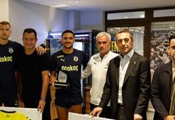 Fenerbahçe Başkanı Ali Koç'tan, Edin Dzeko ve Dusan Tadic'e plaket