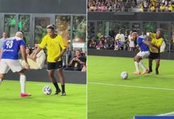 Ronaldinho, Messi'nin koruması Yassine Chueko'yu futboluyla ezdi!