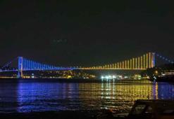 İstanbul Boğazı sarı-laciverte boyandı