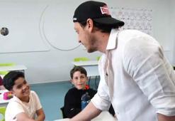 Mesut Özil'den öğrencilere sürpriz ziyaret