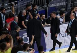 Fenerbahçe - Beşiktaş maçında gergin anlar! Alimpijevic diskalifiye edildi, saha karıştı...