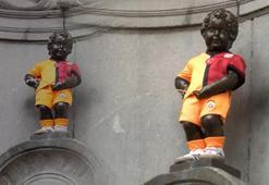 Galatasaray'ın 5 yıldızlı forması 406 yıllık Manneken Pis heykeline giydirildi