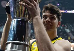 Fenerbahçe'de yeni sözleşme resmen açıklandı: 3 yıllık imza...