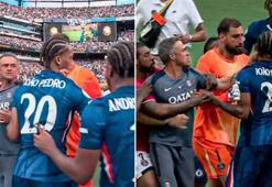 Chelsea - PSG maçının sonunda ortalık fena şekilde karıştı! Luis Enrique sahaya girdi, oyuncuya vurdu