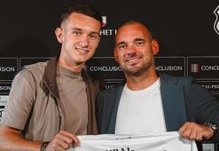 Sneijder imzayı attı