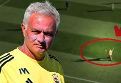 Mourinho çılgına döndü sahanın içine daldı! Hareketi olay oldu