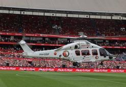 Eşi benzeri olmayan transfer gösterisi! Helikopterle sahaya indiler