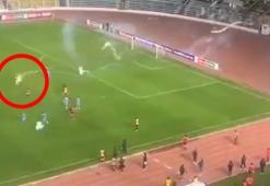 Akıl almaz olay! Taraftarın attığı havai fişek, kendi futbolcusuna isabet etti