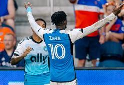 Zaha'dan muhteşem gol: Charlotte'u sırtladı götürüyor