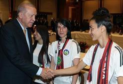 Cumhurbaşkanı Erdoğan, Yüksekovaspor Kadın Futbol Takımı'nı Cumhurbaşkanlığı Külliyesi'nde kabul etti