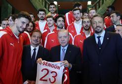 Cumhurbaşkanı Erdoğan A Milli Erkek Basketbol Takımı'nı kabul etti