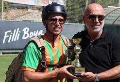 Dünya üçüncülüğü kupası ile Alanyaspor tesislerine paraşütle indi