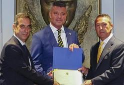 Fenerbahçe Başkanı Sadettin Saran ve yönetim kurulu üyeleri mazbatalarını aldı