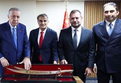 Cumhurbaşkanı Erdoğan Trabzonspor heyetiyle bir araya geldi, sürmene kılıcı hediye edildi