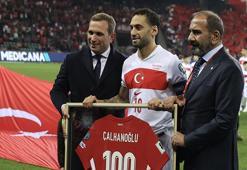 A Milli Takım kaptanı Hakan Çalhanoğlu'na plaket