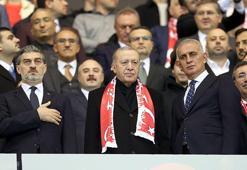 Cumhurbaşkanı Recep Tayyip Erdoğan, Türkiye-Gürcistan maçını tribünlerden takip etti