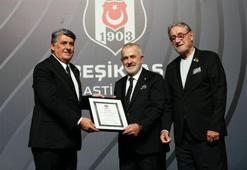 Beşiktaş Kulübü Divan Başkanı Ahmet Ürkmezgil mazbatasını aldı