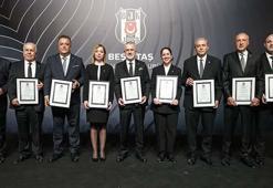 Beşiktaş'ta Divan Kurulu Başkanlığına seçilen Ahmet Ürkmezgil ve Divan Başkanlık Kurulu üyeleri mazbatalarını aldı