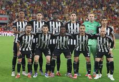 Beşiktaş'ta büyük sürpriz! Futbolu bırakma kararı