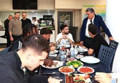 Beşiktaş Başkanı Serdal Adalı Fenerbahçe derbisi öncesi futbolcularla moral yemeğinde buluştu