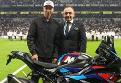 Toprak Razgatlıoğlu’ndan derbi öncesi taraftara sürpriz! Motoruyla sahaya çıktı, taraftarı selamladı